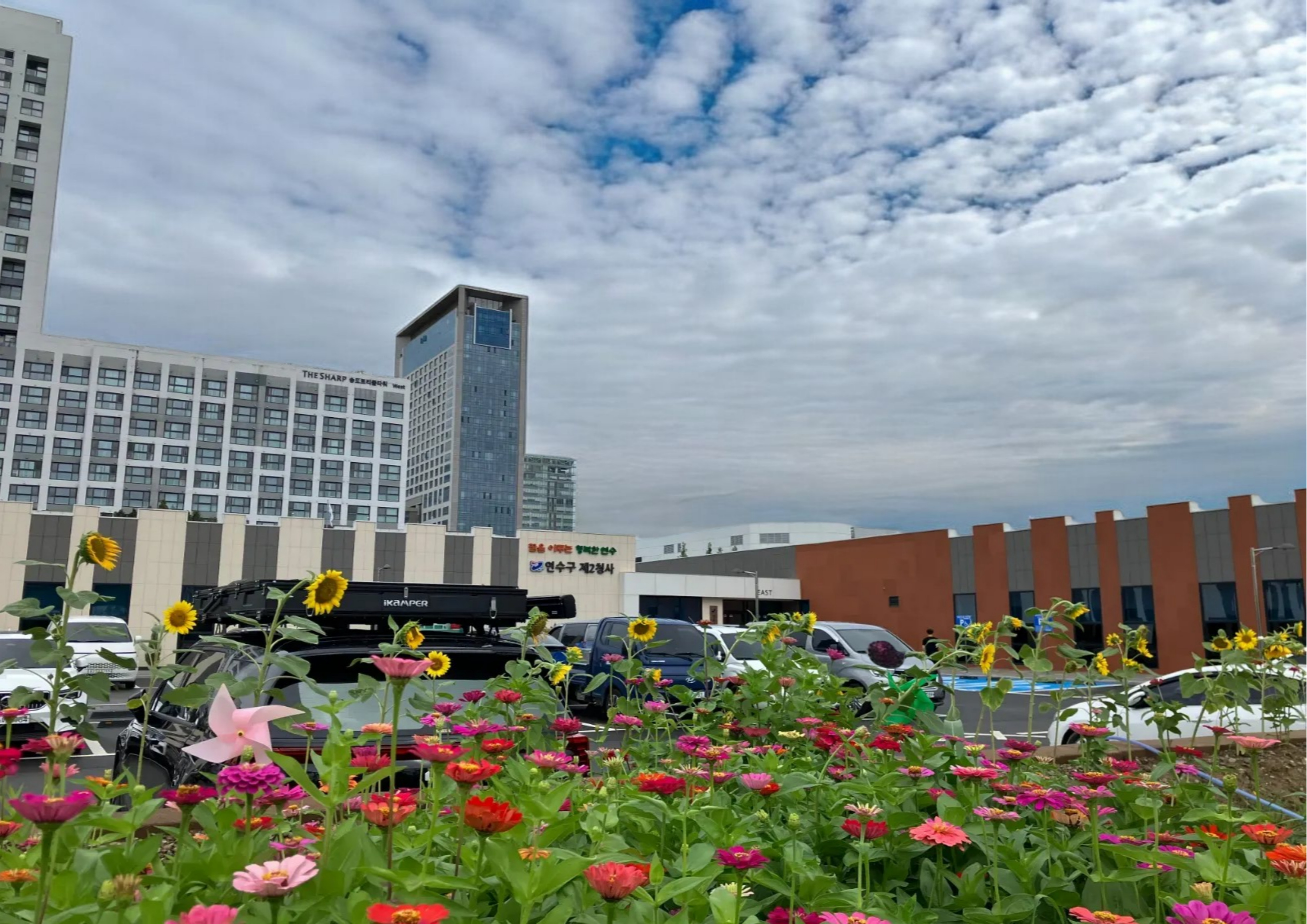 연수구가 제2청사 옆 공한지를 정비해 주민들을 위한 녹색 자연 쉼터 ‘연못가 벤치를 조성했다